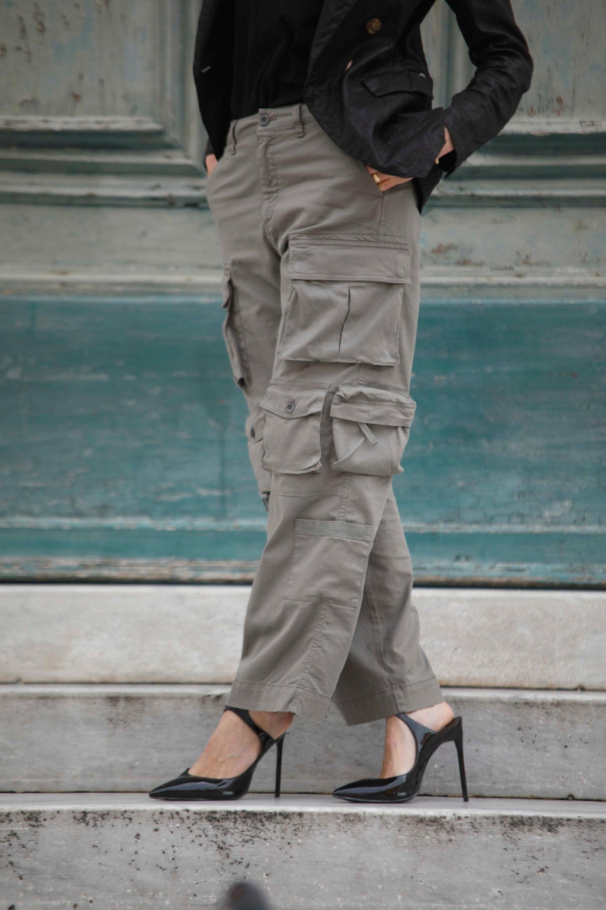 Pantalone cargo Donna in tessuto tecnico argentato Pantalone cargo Donna in tessuto tecnico argentato
