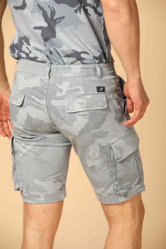 Image 4 of men's cargo Bermuda shorts, Chile model, camouflage pattern, in light blue, slim fit by Mason's