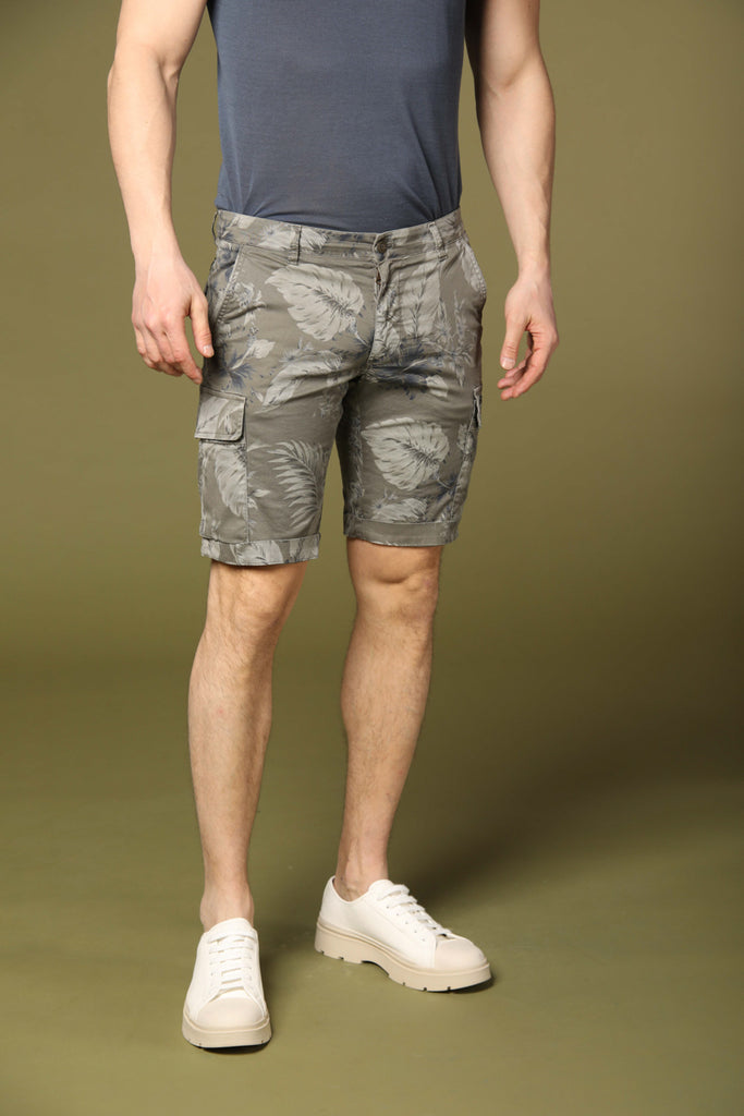 Image 2 of men's cargo Bermuda shorts, Chile model, with a floral pattern, in green, slim fit by Mason's