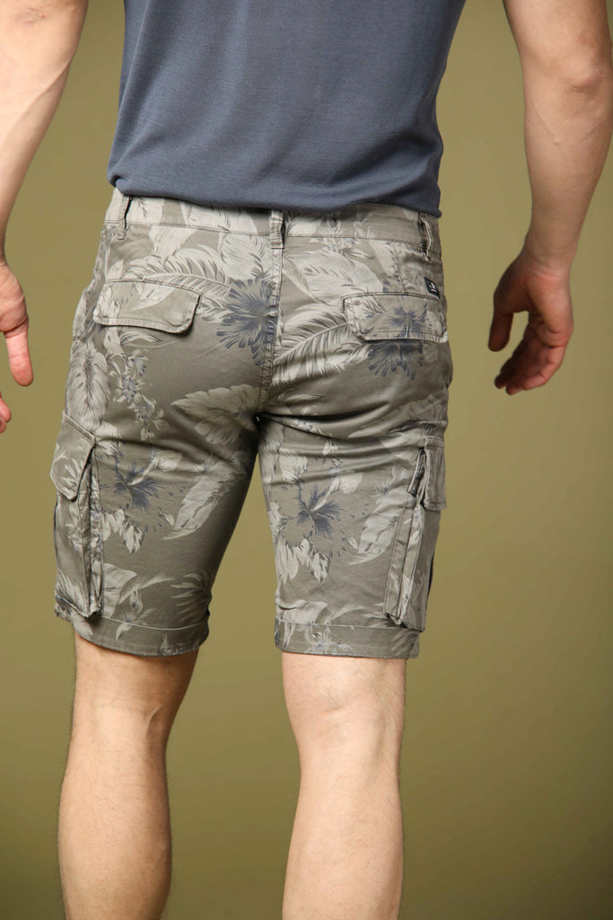 Image 4 of men's cargo Bermuda shorts, Chile model, with a floral pattern, in green, slim fit by Mason's