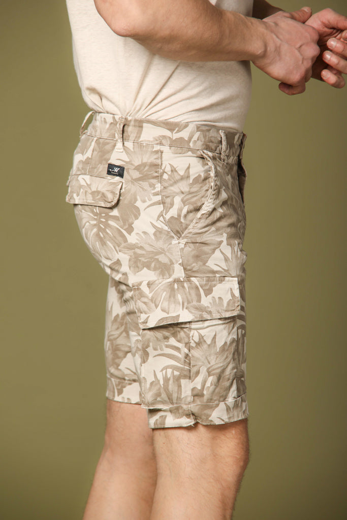 Image 4 of men's cargo Bermuda shorts, Chile model, in beige, slim fit by Mason's