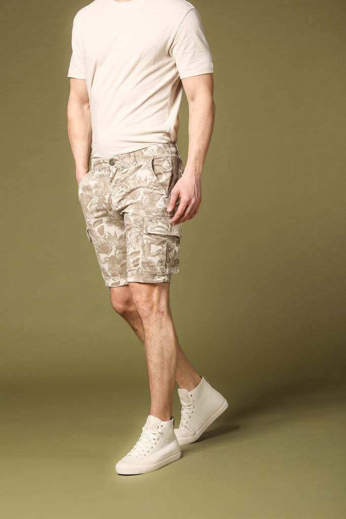 Image 2 of men's cargo Bermuda shorts, Chile model, in beige, slim fit by Mason's