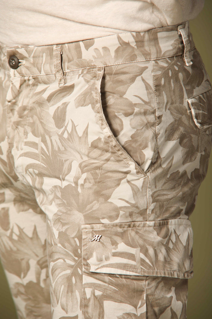 Image 3 of men's cargo Bermuda shorts, Chile model, in beige, slim fit by Mason's