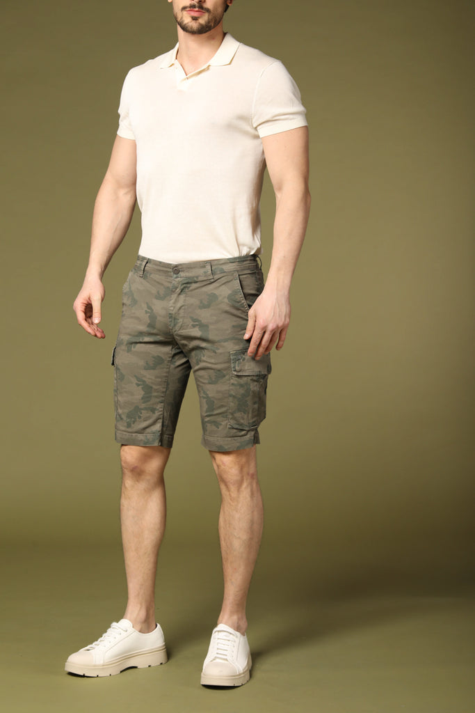 Image 2 of men's cargo Bermuda shorts, Chile model, camouflage pattern, in green, slim fit by Mason's
