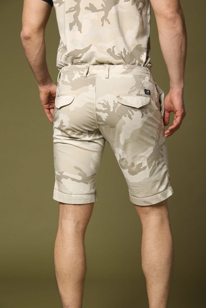 Image 5 of men's chino Bermuda shorts, Eisenhower model, with camouflage pattern, in beige, slim fit by Mason's