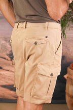 Immagine 2 di Cargo 22 bermuda cargo uomo in gabardina di cotone e seta elasticizzata relaxed fit color kaki di Mason's