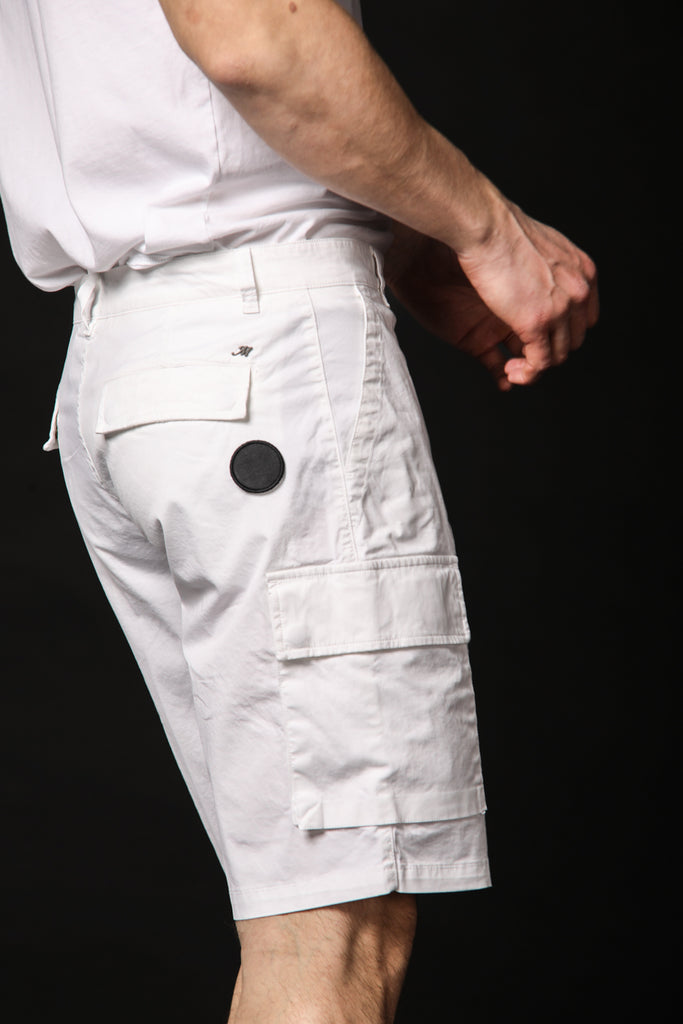 Image 4 of men's cargo Bermuda shorts, Havana model, in white, carrot fit by Mason's