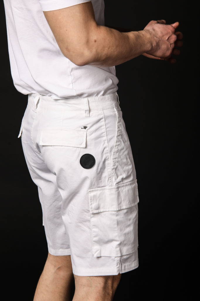 Image 5 of men's cargo Bermuda shorts, Havana model, in white, carrot fit by Mason's