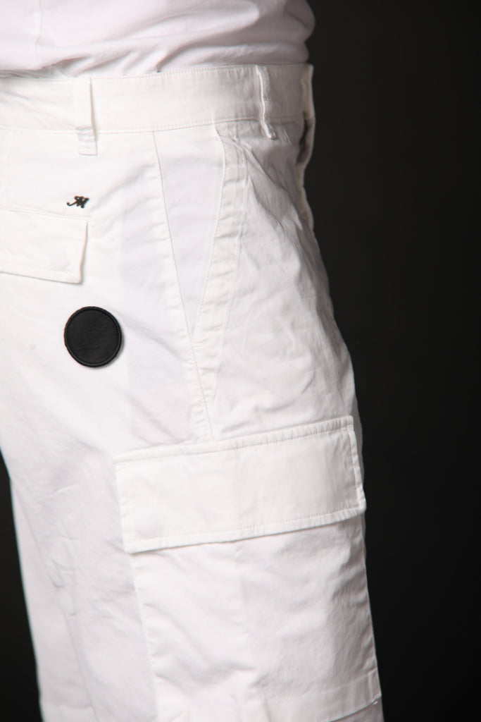 Image 3 of men's cargo Bermuda shorts, Havana model, in white, carrot fit by Mason's