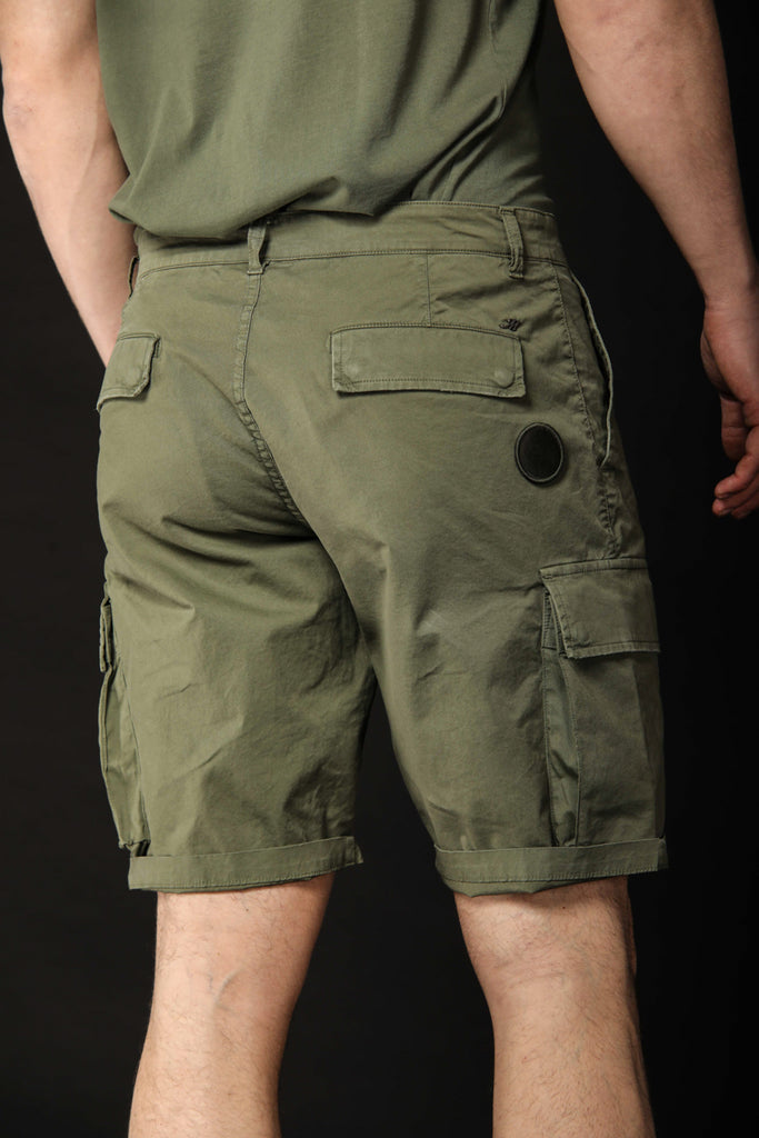Image 4 of men's cargo Bermuda shorts, Havana model, in green, carrot fit by Mason's