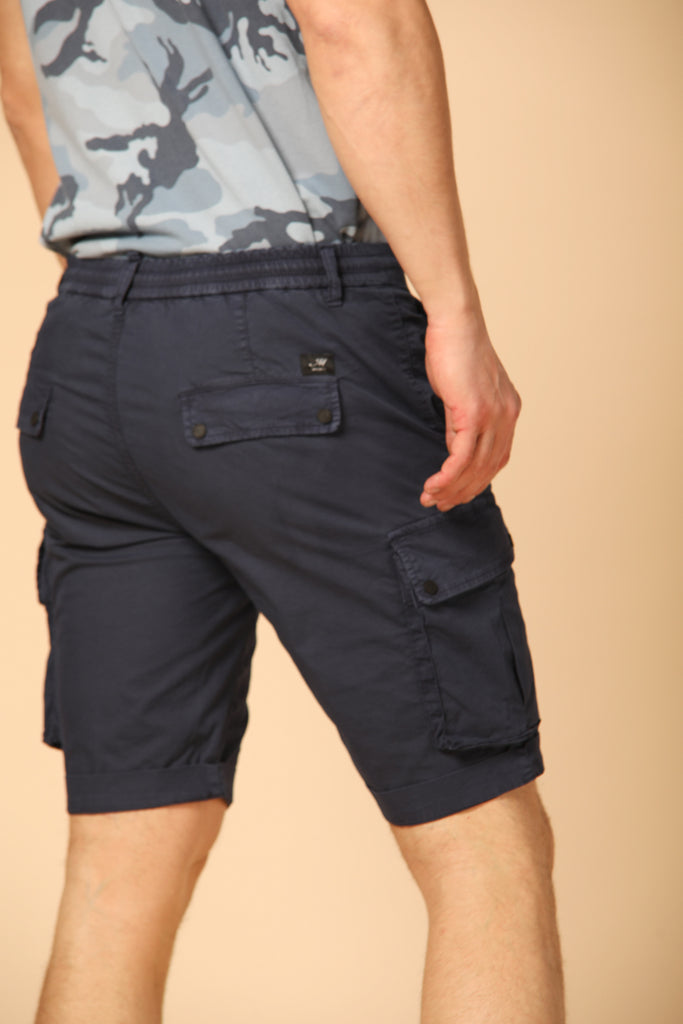 Image 4 of men's cargo Bermuda shorts, Chile Athleisure model, in blue navy , carrot fit by Mason's