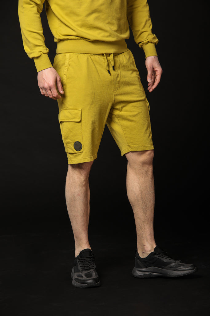 Image 2 of men's cargo Bermuda shorts, Chile model, in lime green, regular fit by Mason's