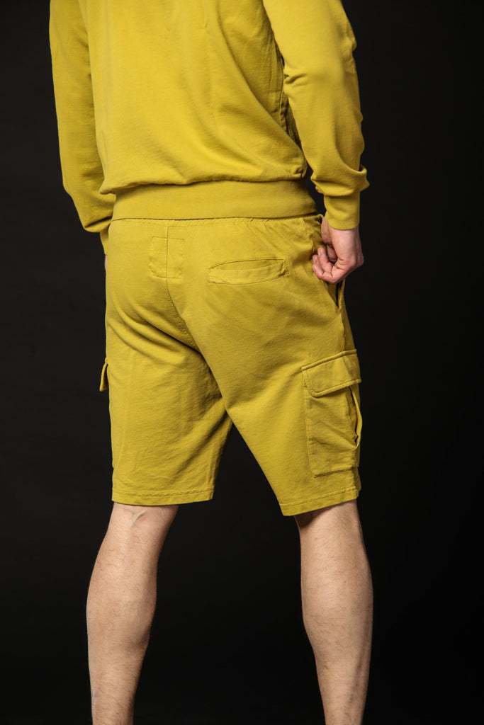 Image 5 of men's cargo Bermuda shorts, Chile model, in lime green, regular fit by Mason's
