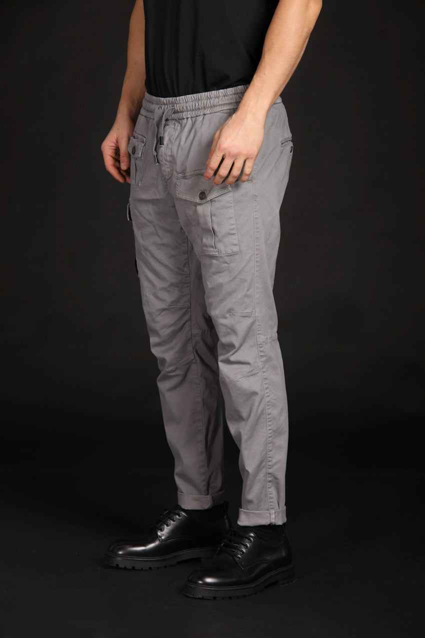 immagine 5 di pantalone cargo uomo modello George Sack, di colore grigio, fit carrot di Mason's