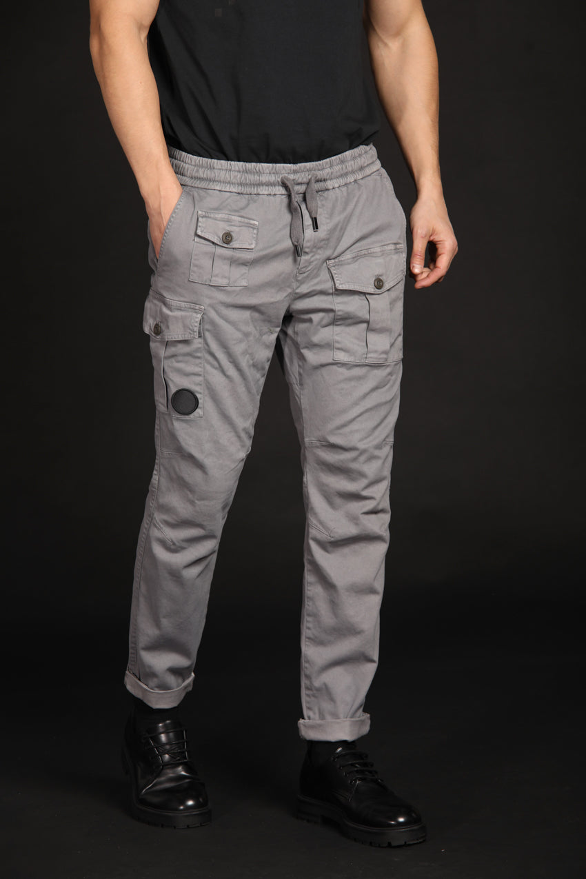 immagine 2 di pantalone cargo uomo modello George Sack, di colore grigio, fit carrot di Mason's
