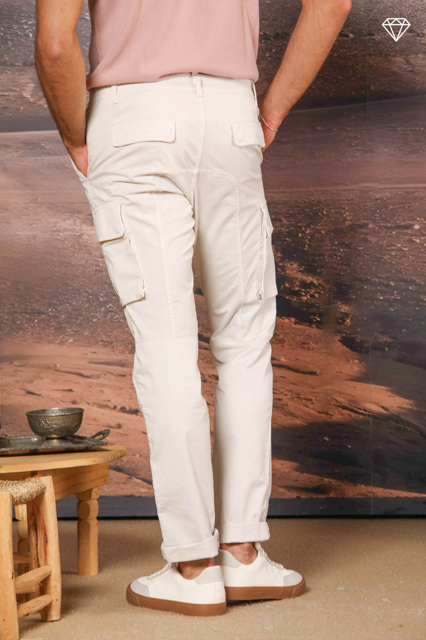 Chile Pantalon cargo homme en satin stretch en cupe Extra Slim ①