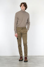 George Coolpocket men’s cargo pants in gabardine with carrot fit ①
