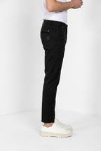 John Coolkhinos Hose Chino Herren aus Stretch-Satin Logo Edition carrot fit ①