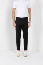 John Coolkhinos Hose Chino Herren aus Stretch-Satin Logo Edition carrot fit ①