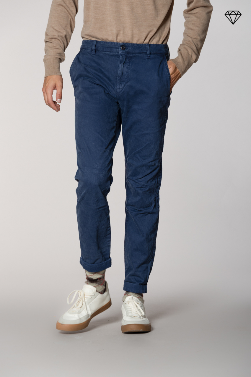 John Coolkhinos Herren-Chinohose aus Gabardine logo edition carrot fit ①