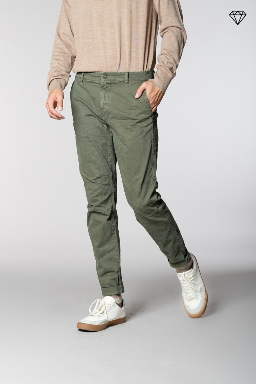 John Coolkhinos pantalone chino uomo in gabardina logo edition carrot fit ①