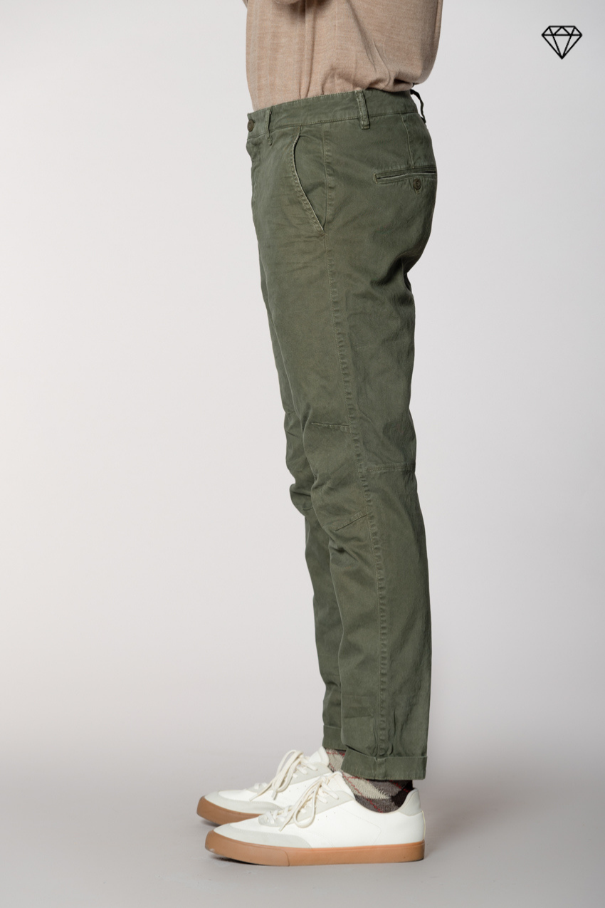 John Coolkhinos pantalone chino uomo in gabardina logo edition carrot fit ①