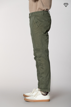 John Coolkhinos pantalone chino uomo in gabardina logo edition carrot fit ①