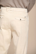 Pinces pantalone chino uomo in gabardina relaxed fit