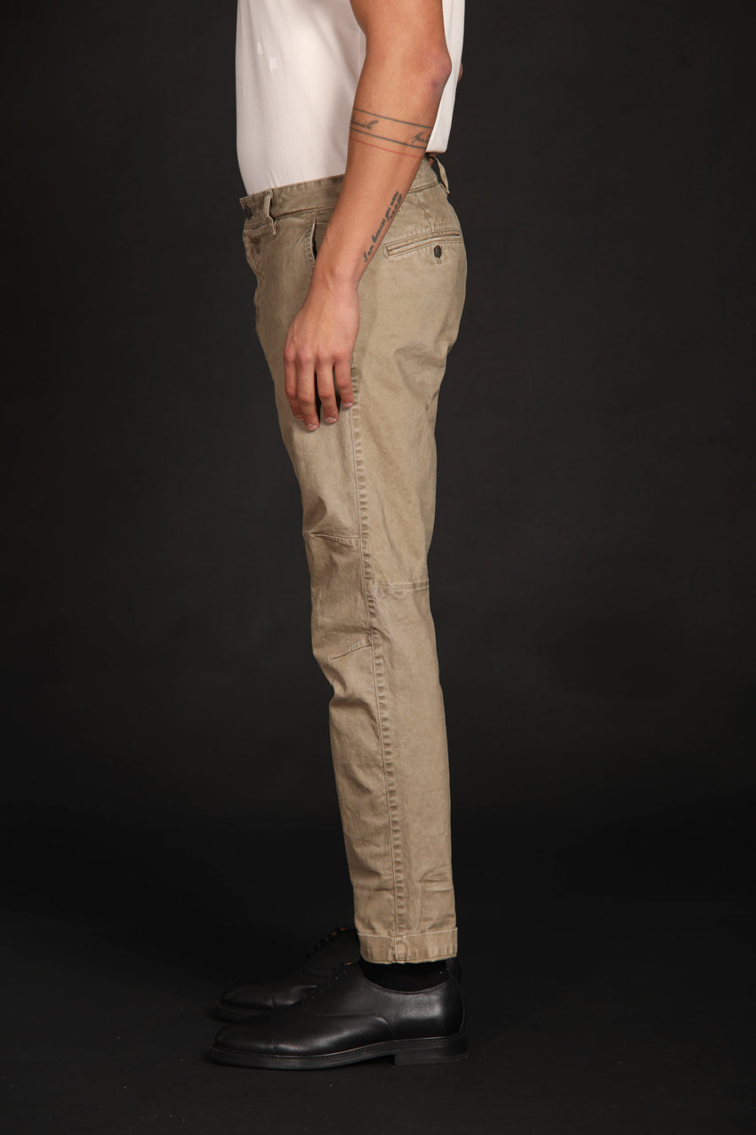 immagine 5 di pantalone chino uomo modello John Coolchinos di colore kaki fit carrot di Mason's