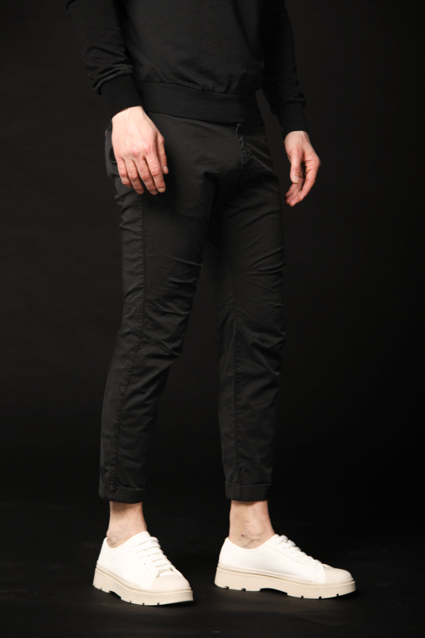 Image 2 de pantalon chino pour homme modèle John Coolkhinos en noir, coupe carotte de Mason's