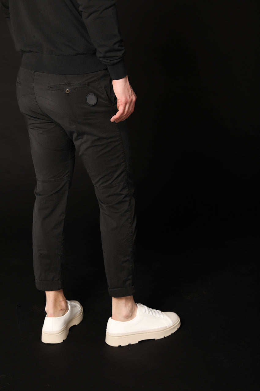 Image 4 de pantalon chino pour homme modèle John Coolkhinos en noir, coupe carotte de Mason's