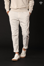 John Coolkhinos pantalon chino homme en satin stretch logo edition carrot fit ①