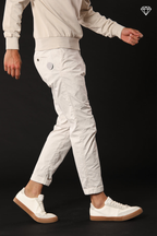 John Coolkhinos pantalon chino homme en satin stretch logo edition carrot fit ①