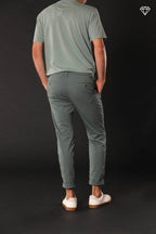 John Coolkhinos pantalon chino homme en satin stretch logo edition carrot fit ①