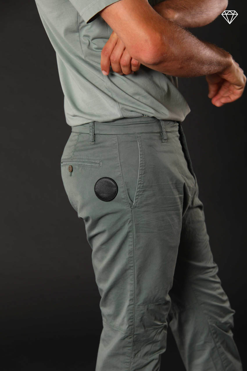 John Coolkhinos pantalon chino homme en satin stretch logo edition carrot fit ①