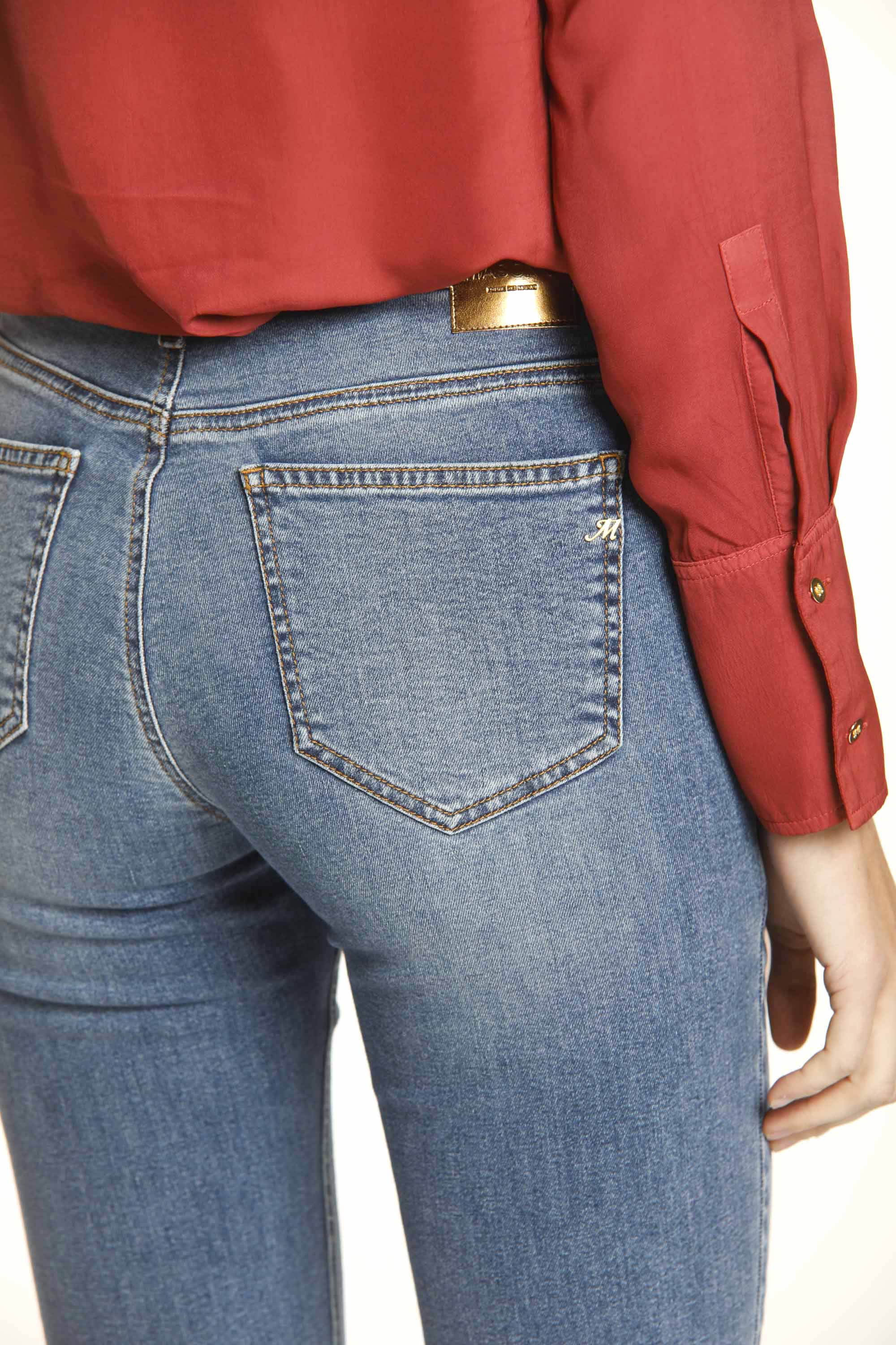 Image 4 of woman's 5-pocket pants in stretch denim colour navy blue Olivia model by Mason's