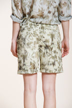 Jaqueline bermuda chino femme en gabardine imprimé feuilles slim fit