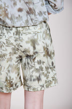 Jaqueline bermuda chino femme en gabardine imprimé feuilles slim fit