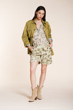 Jaqueline bermuda chino femme en gabardine imprimé feuilles slim fit