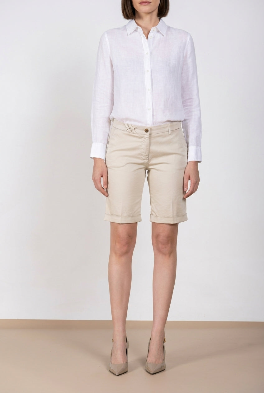 Bermuda chino donna New York Mason's stucco in raso stretch slim fit, vista laterale su modella SS26