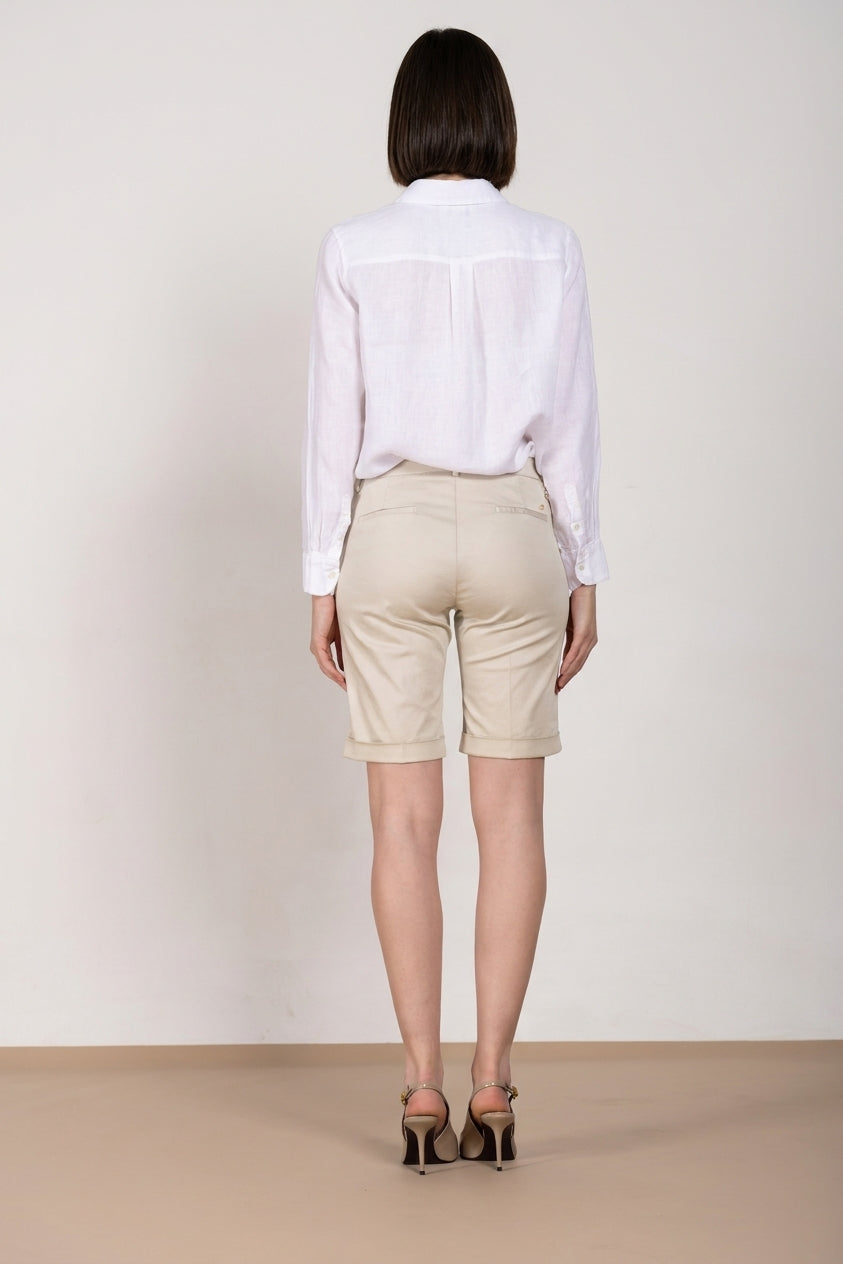 Dettaglio tasca bermuda chino donna New York Mason's stucco in raso stretch SS26