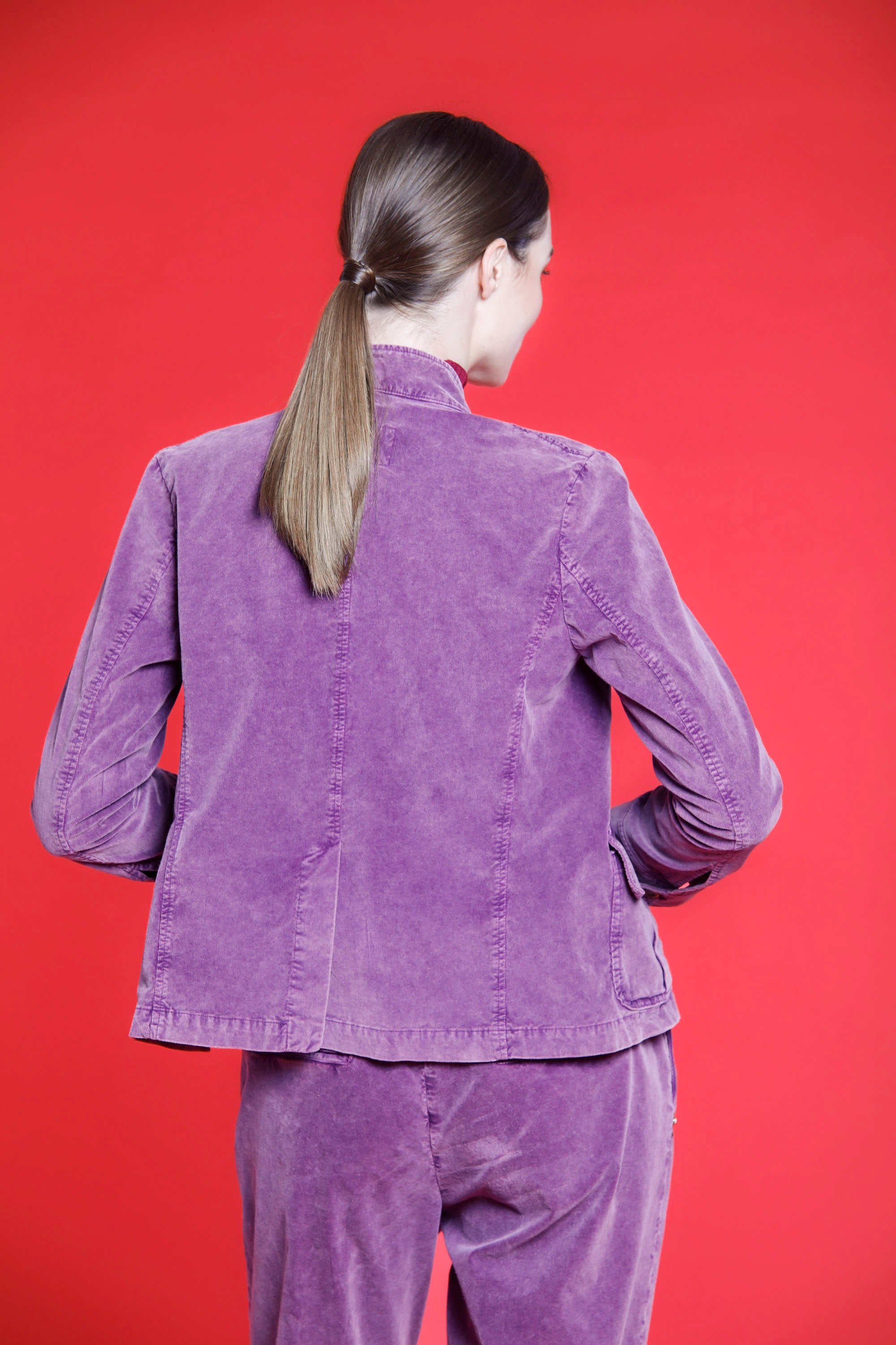 Immagine 5 di giacca da donna in velluto 1000 righe color viola modello Karen di Mason's