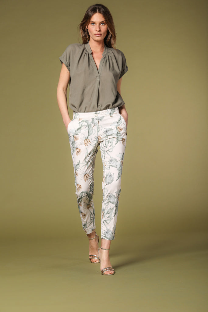 Image 2 of Women's Capri Chino Pants, Jacqueline Curvie Model, in White with Floral Print, Curvy Fit by Mason's