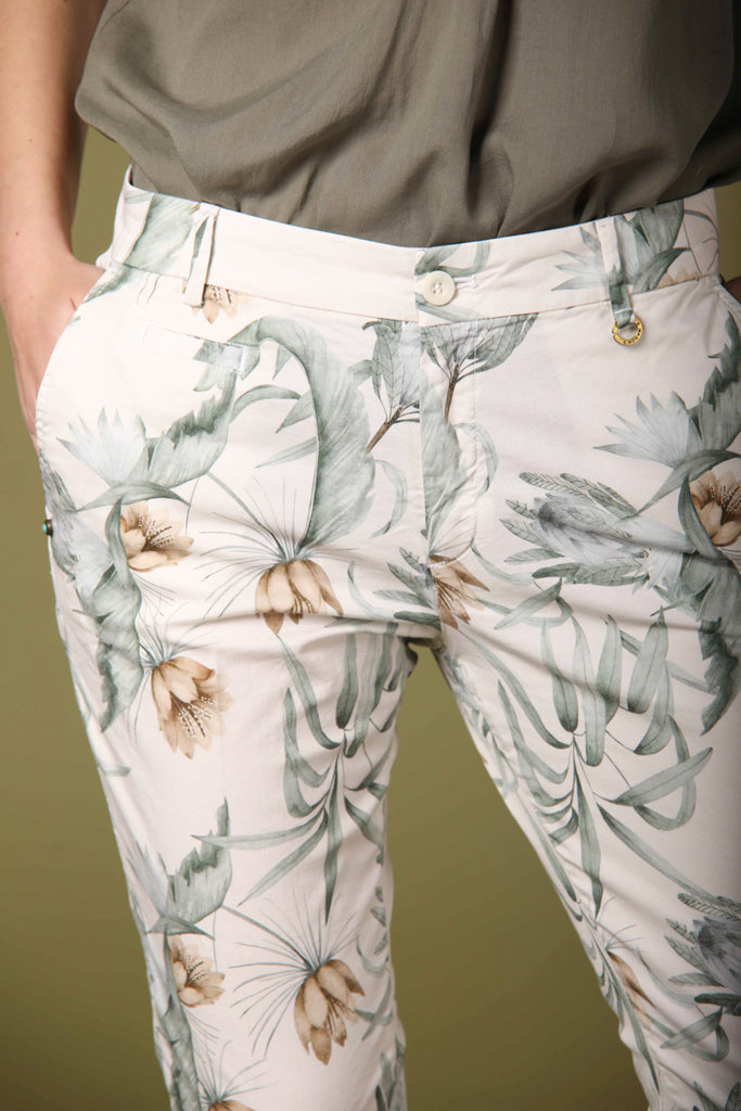 Image 3 of Women's Capri Chino Pants, Jacqueline Curvie Model, in White with Floral Print, Curvy Fit by Mason's