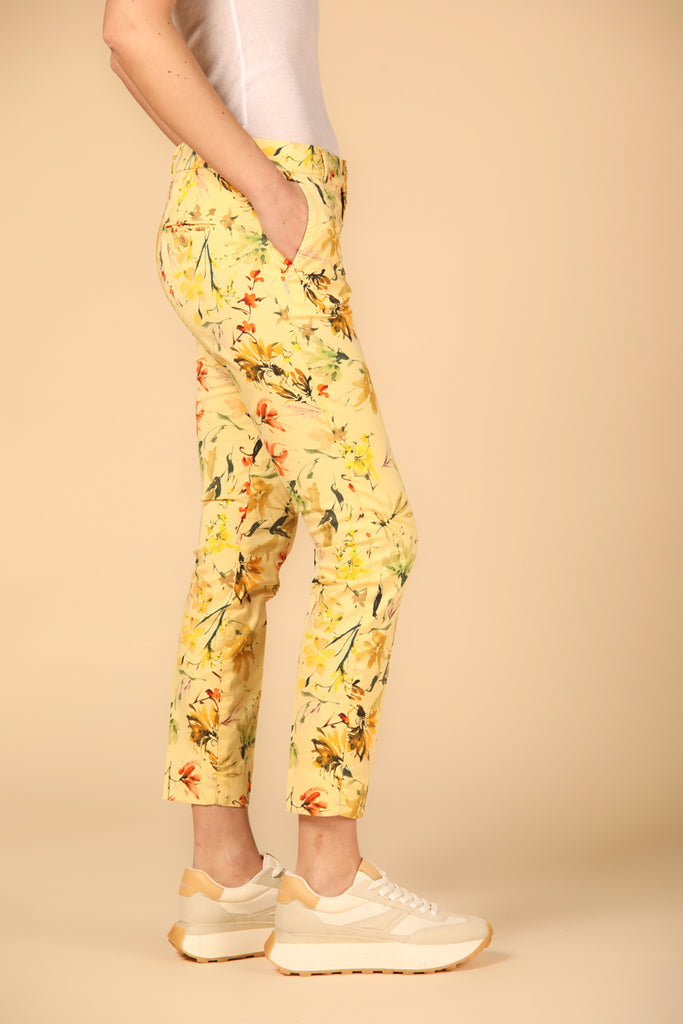 Image 3 of women's Jaqueline Curvie floral capri chino pants in light yellow color, curvy fit by Mason's