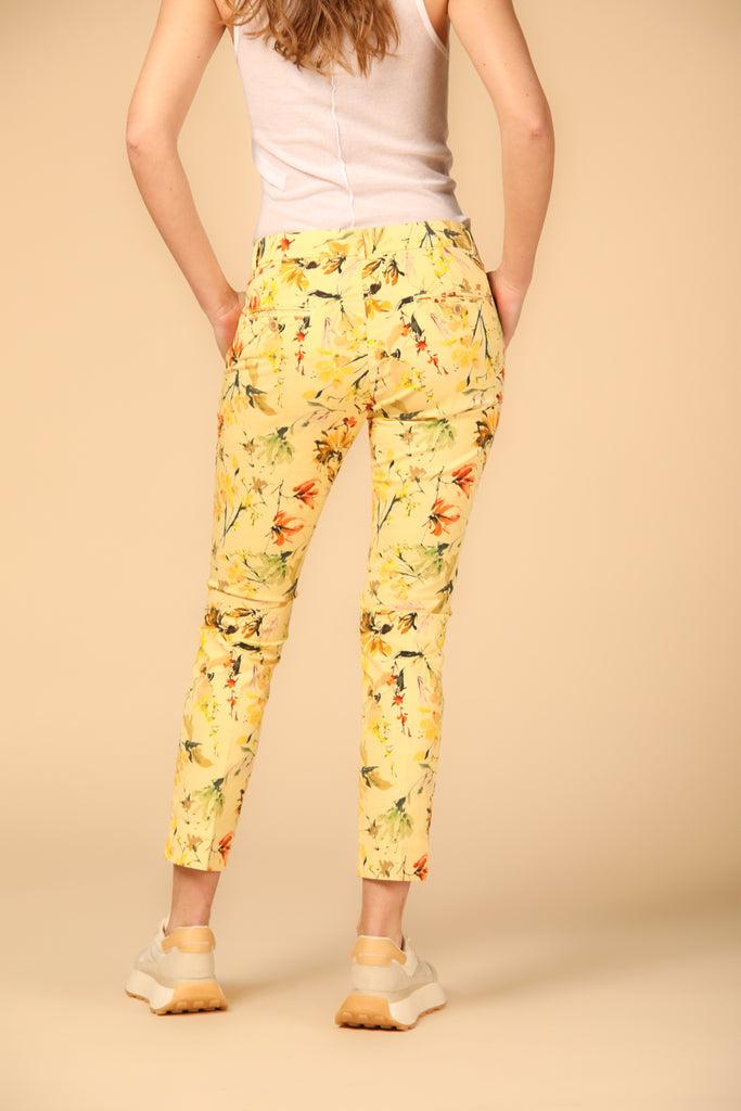 Image 4 of women's Jaqueline Curvie floral capri chino pants in light yellow color, curvy fit by Mason's