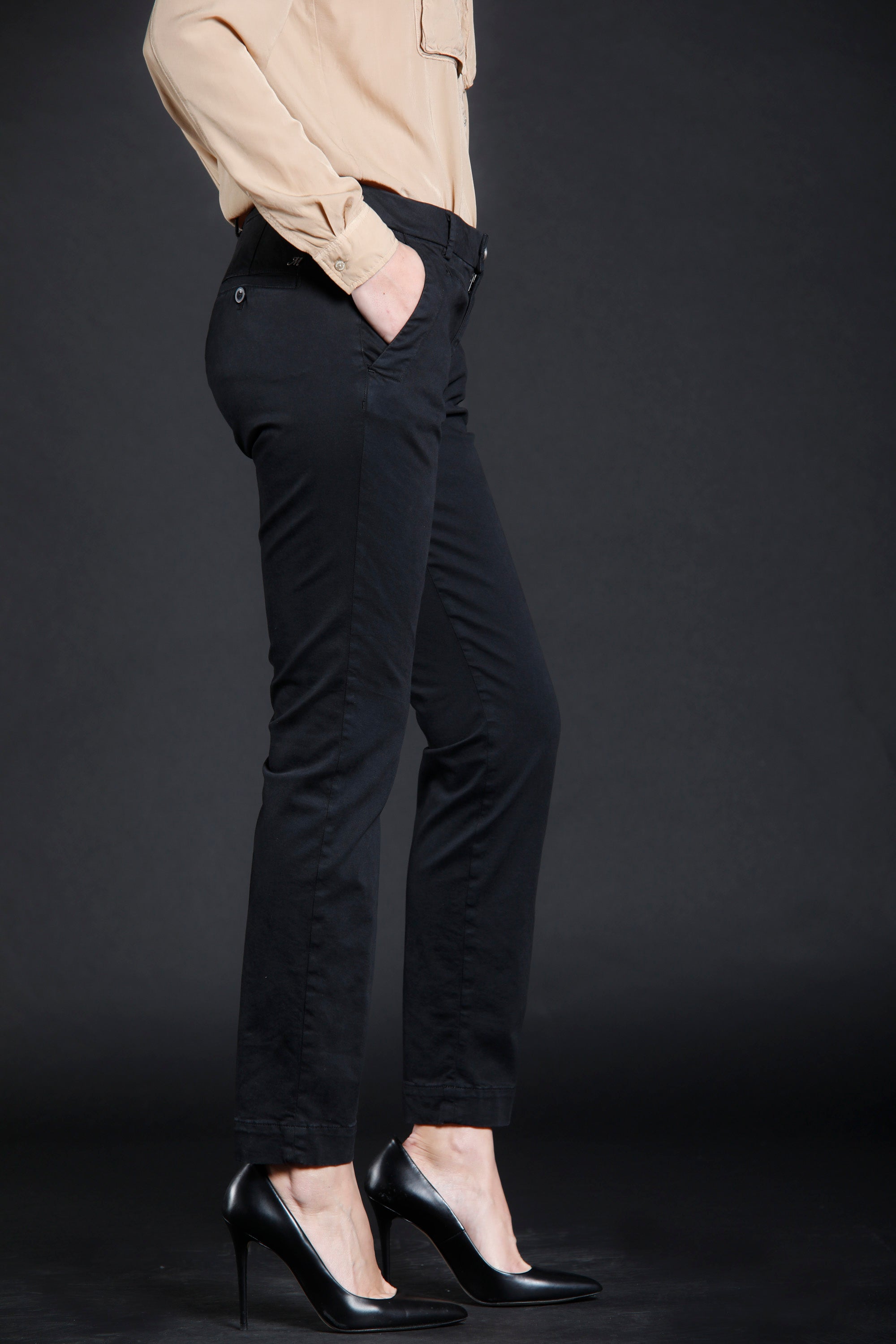 Image 2 de pantalon chino femme en gabardine couleur noir modèle Jaqueline Archivio de Mason's