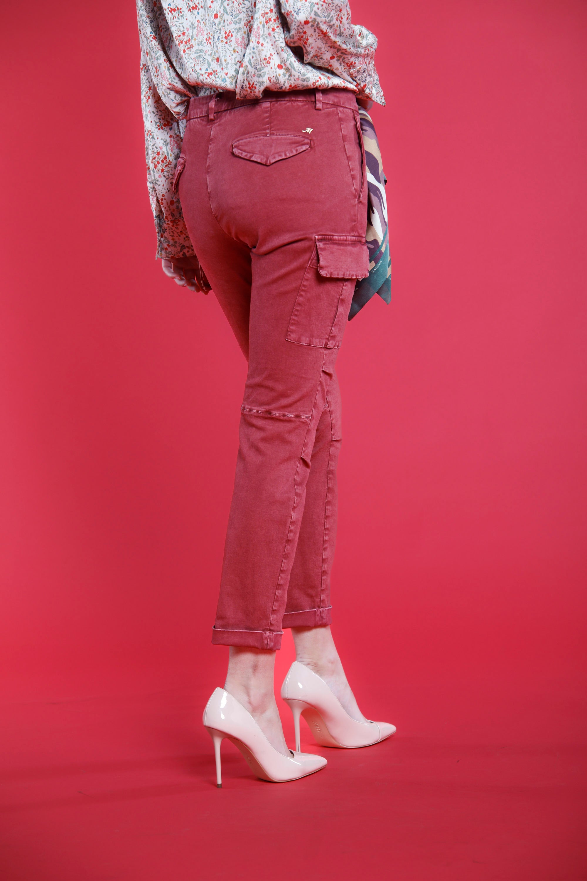 Image 4 de pantalon cargo femme en satin fuchsia modèle Chile City de Mason's