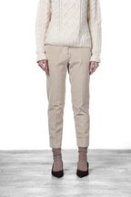 New York Carrot Damen-Chinohose aus glattem Samt, Carrot Fit ①