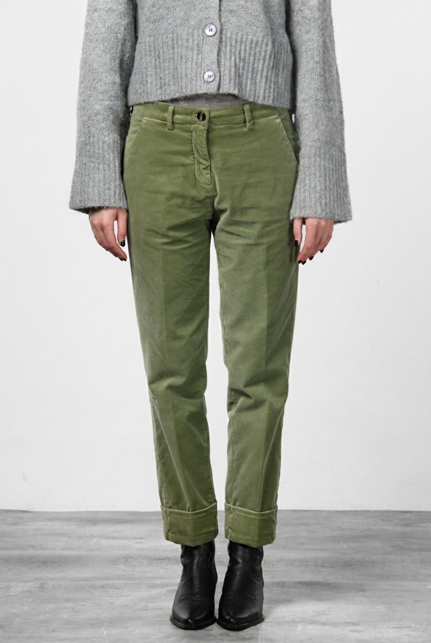 New York Carrot women’s chino pants in smooth velvet with carrot fit ①